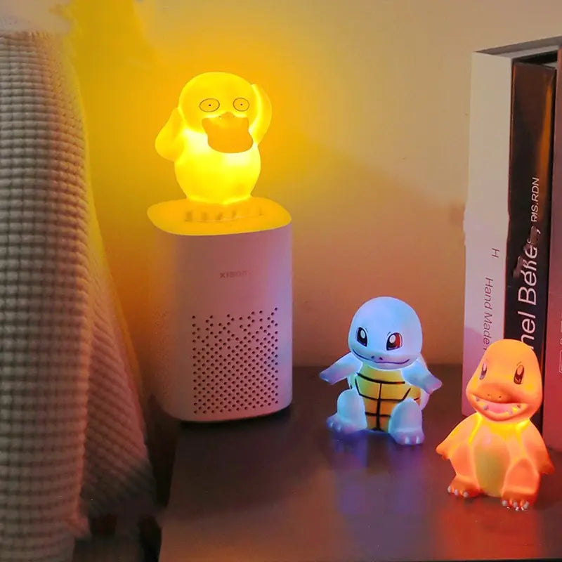 Luz nocturna LED con figura Pokémon – estilo anime